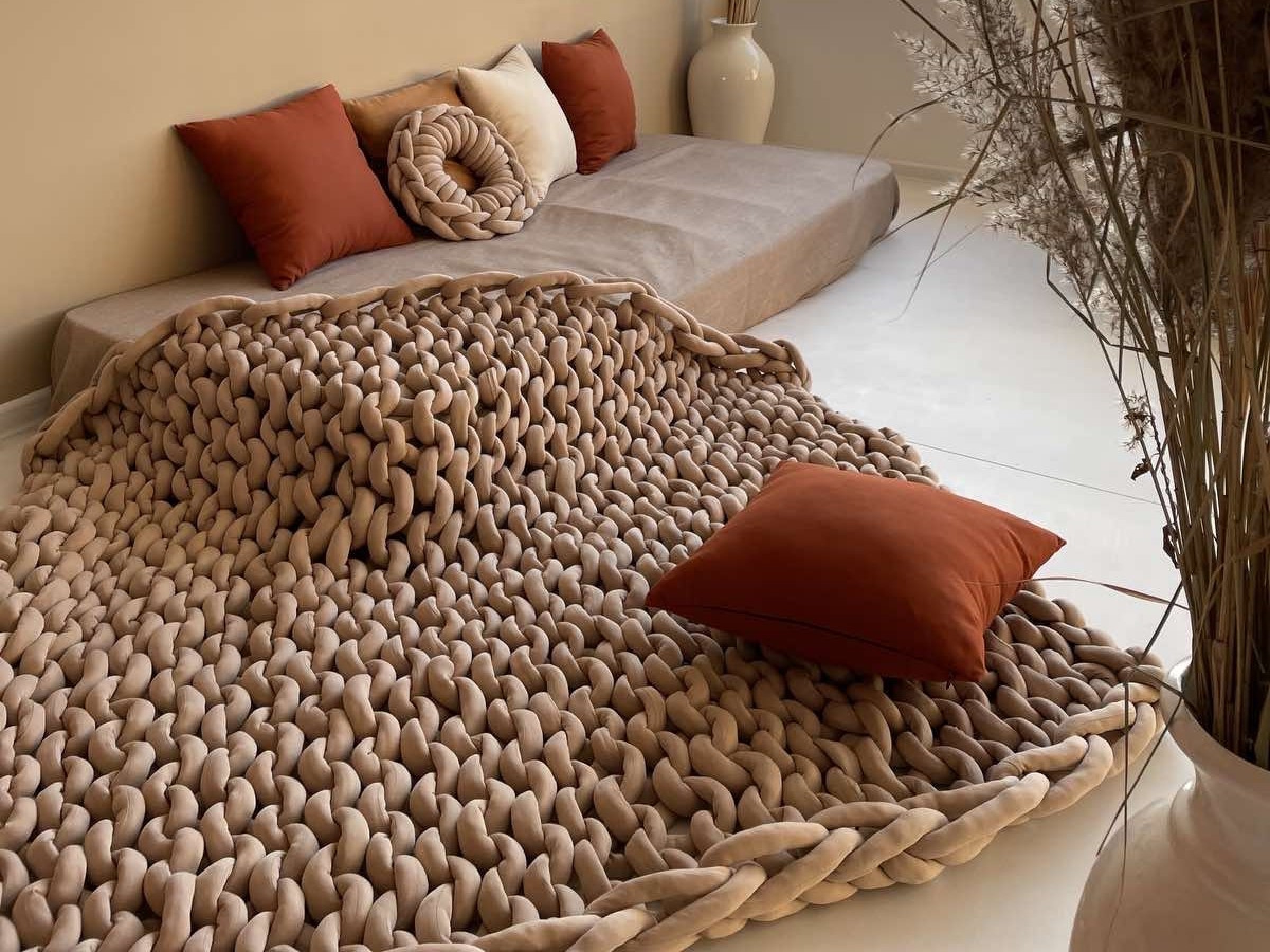 Создаем уют: подушки и пледы для вашего дивана