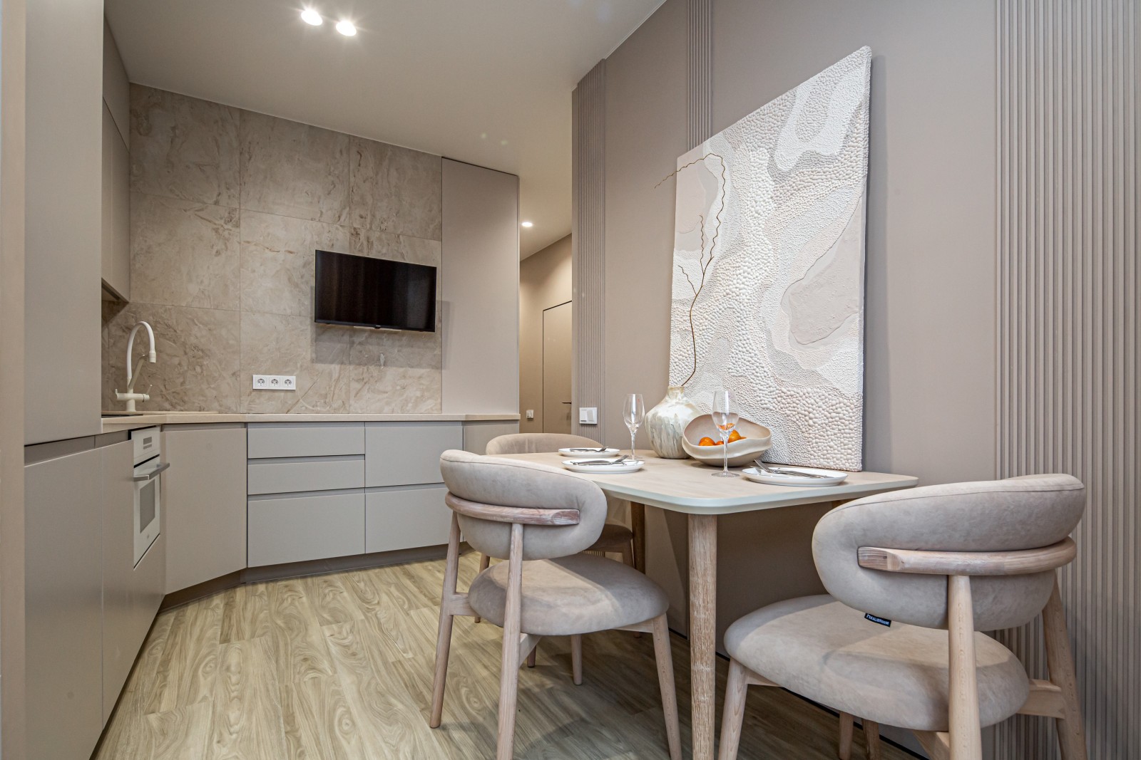 Румтур: минимализм с элементами классики в светлых тонах для семьи с ребенком