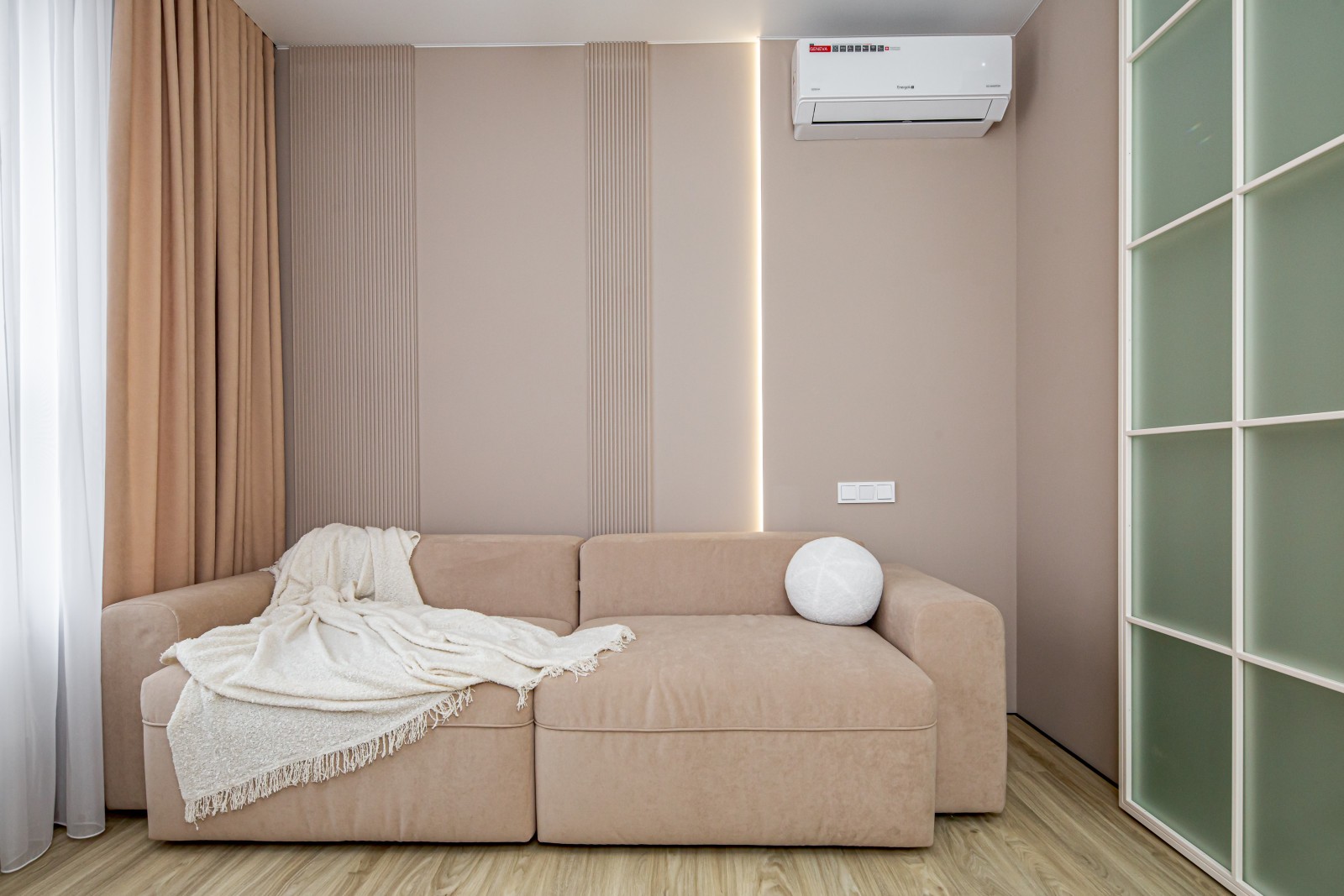 Румтур: минимализм с элементами классики в светлых тонах для семьи с ребенком