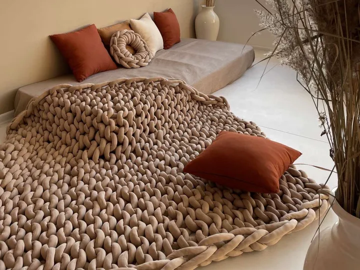 Создаем уют: подушки и пледы для вашего дивана