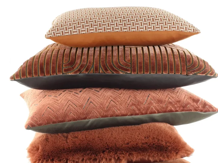 Создаем уют: подушки и пледы для вашего дивана