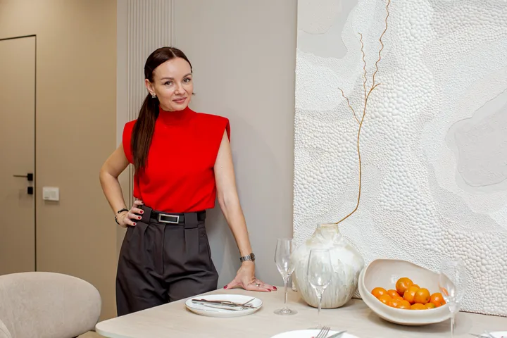 Румтур: минимализм с элементами классики в светлых тонах для семьи с ребенком