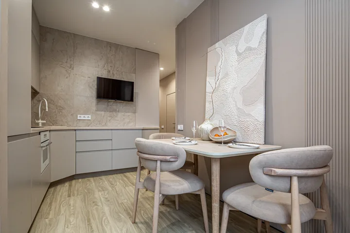 Румтур: минимализм с элементами классики в светлых тонах для семьи с ребенком