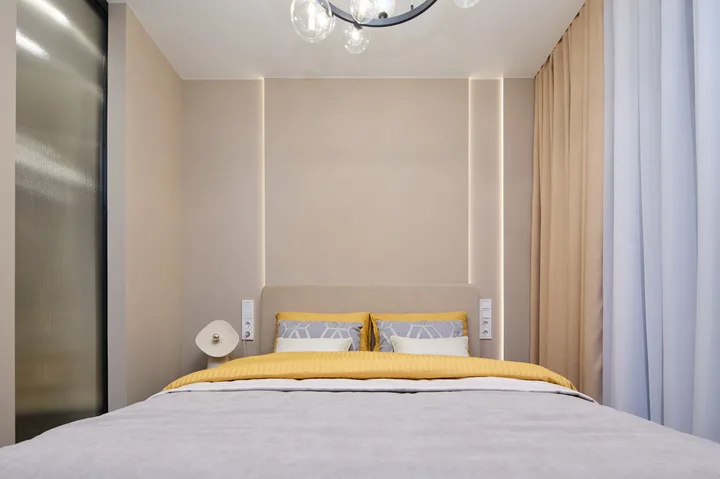 Румтур: минимализм с элементами классики в светлых тонах для семьи с ребенком